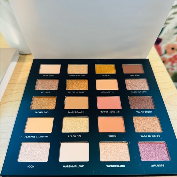 NWT ICONIC London Day to Slay Palette with Gold and Black Accents​​ - Picture 3 of 4